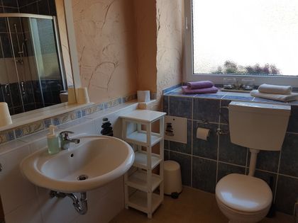 Bad mit Dusche und WC