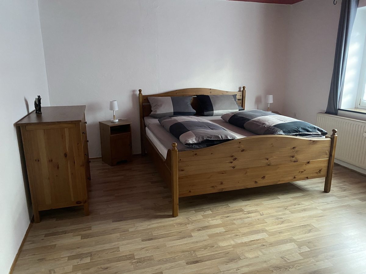 Schlafzimmer mit Doppelbett