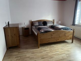 Wohnzimmer der Wohnung 1 mit TV und Essecke