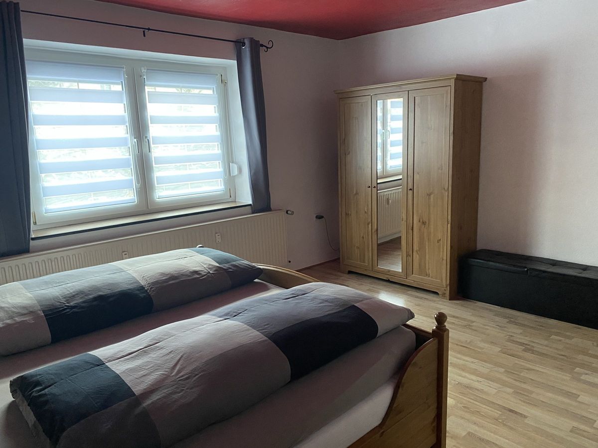 Schlafzimmer mit Kleiderschrank
