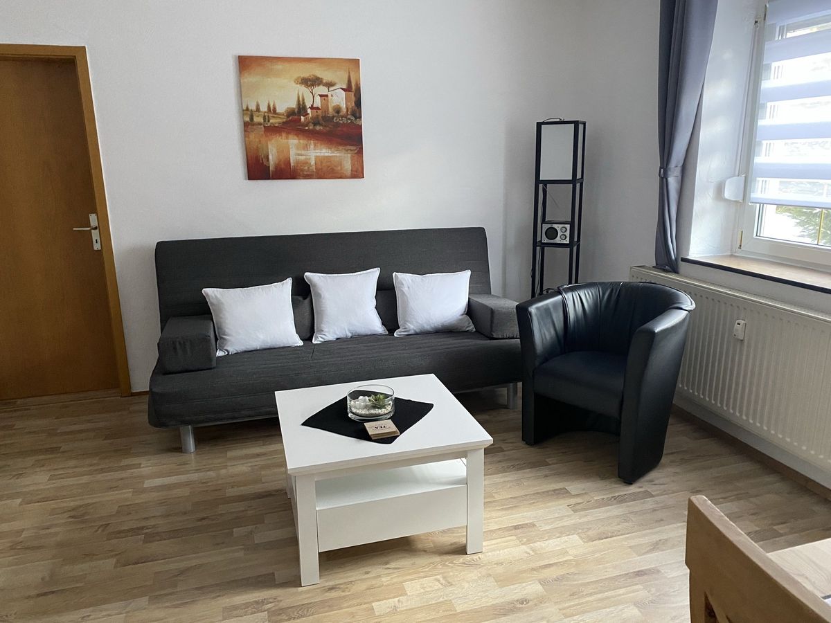 Wohnzimmer mit Sofa und Couchtisch