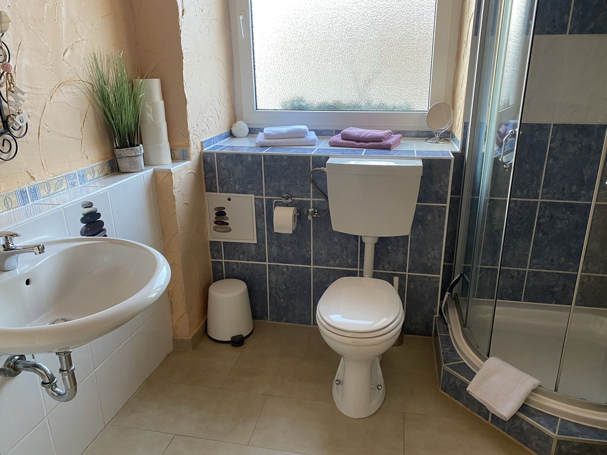 Bad mit Dusche und WC