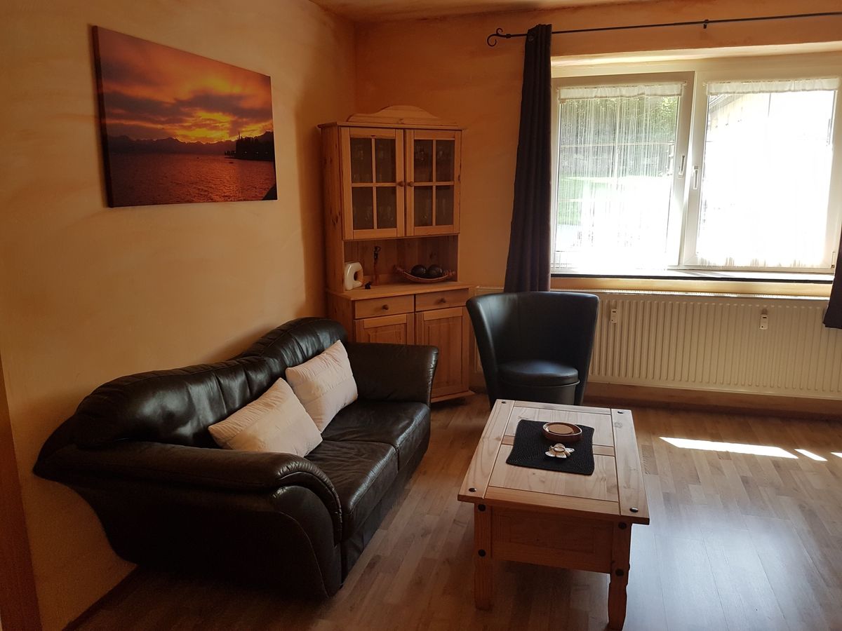 Wohnzimmer mit TV und Essecke