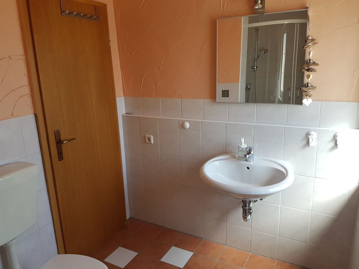 Bad mit Dusche und WC