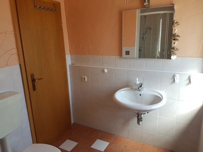 Bad mit Dusche und WC