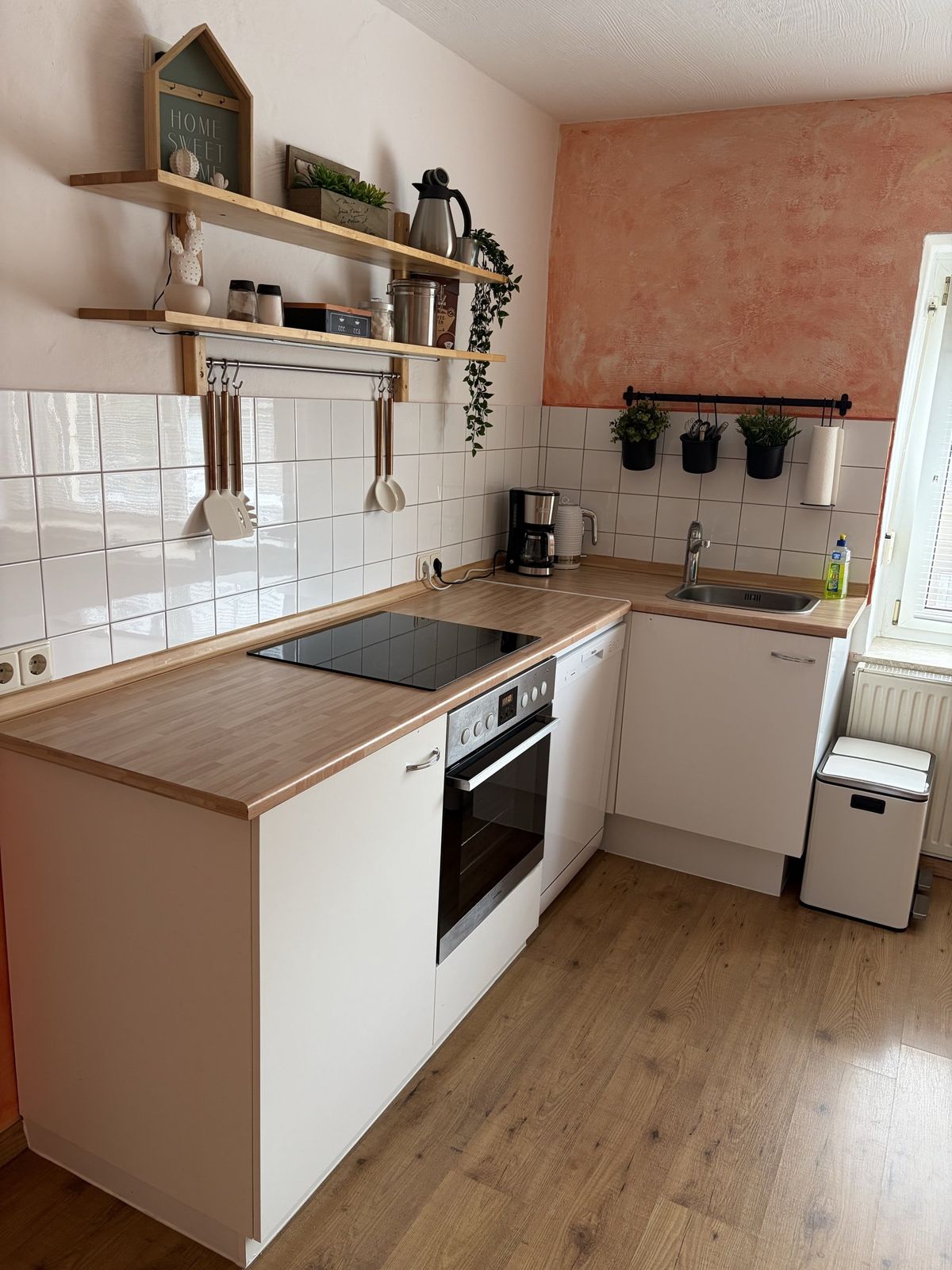 Küche mit Geschirrspüler
