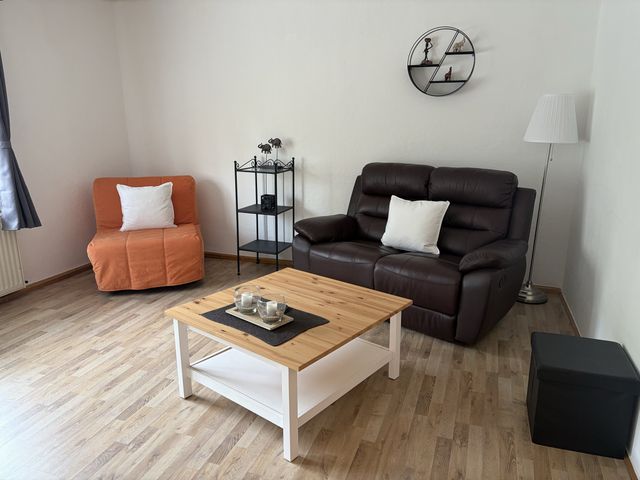Wohnzimmer mit Sofa und Sessel