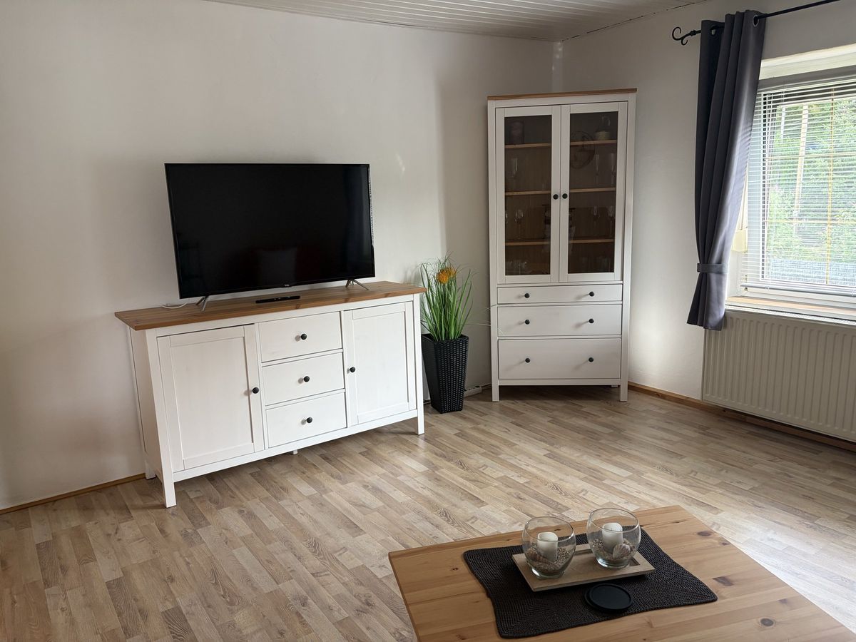 Wohnzimmer mit TV und Vitrine