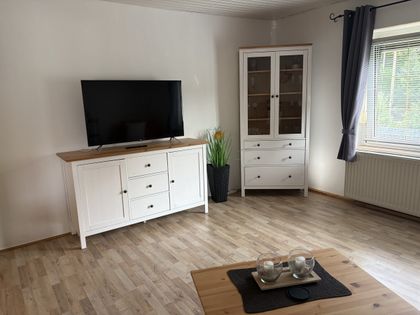 Wohnzimmer mit TV und Vitrine