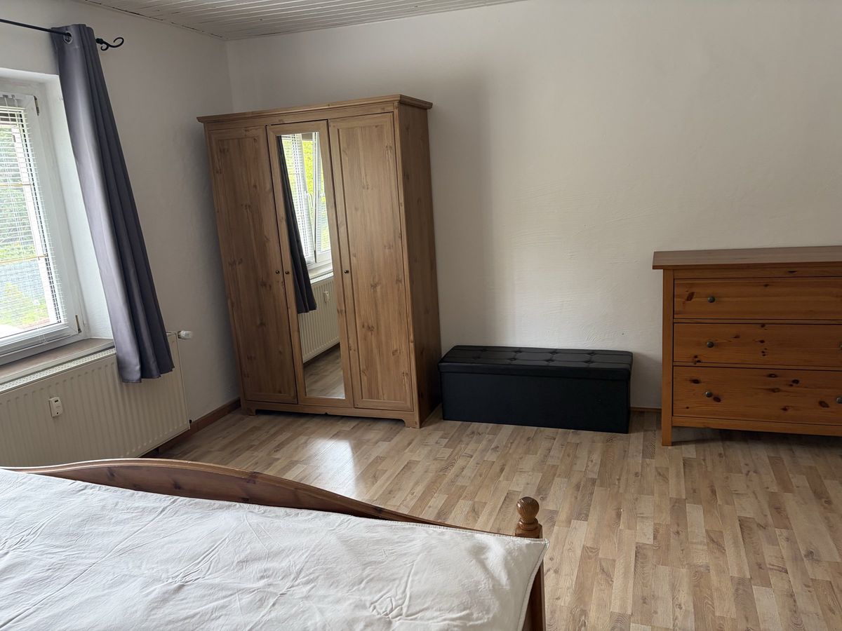 Schlafzimmer mit Kleiderschrank