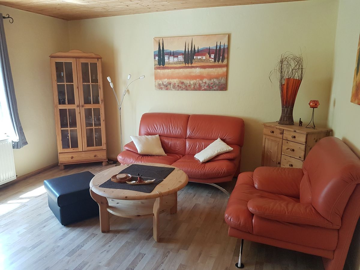 Wohnzimmer mit Sofa und TV
