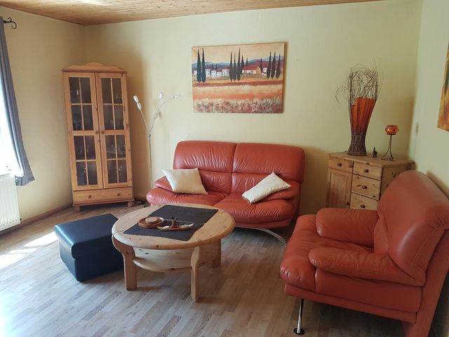 Wohnzimmer mit Sofa und TV