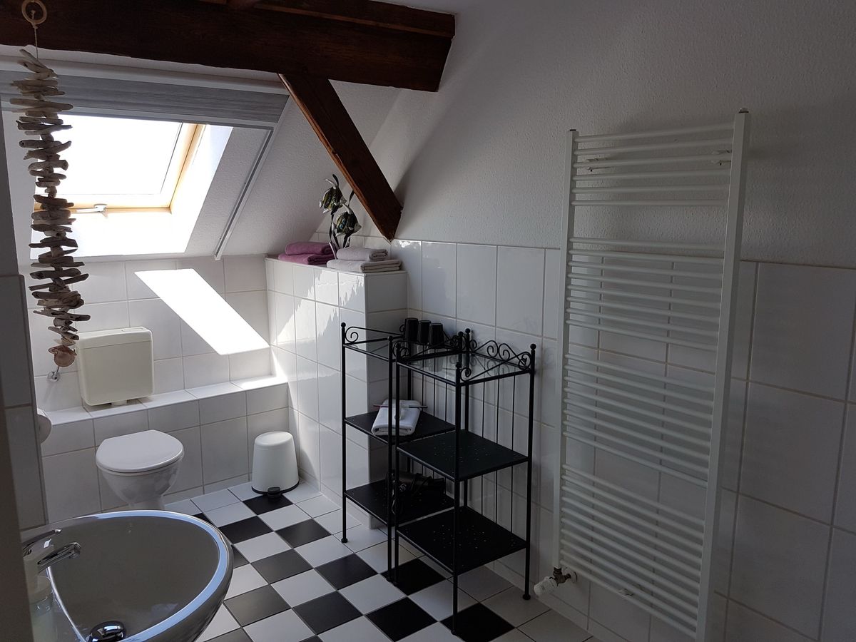Bad mit Dusche und WC