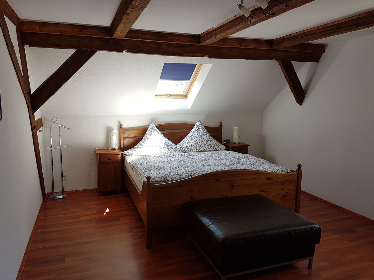 Schlafzimmer mit Doppelbett