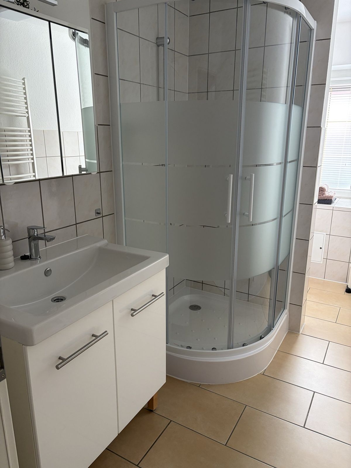 Bad mit Dusche und Waschbecken