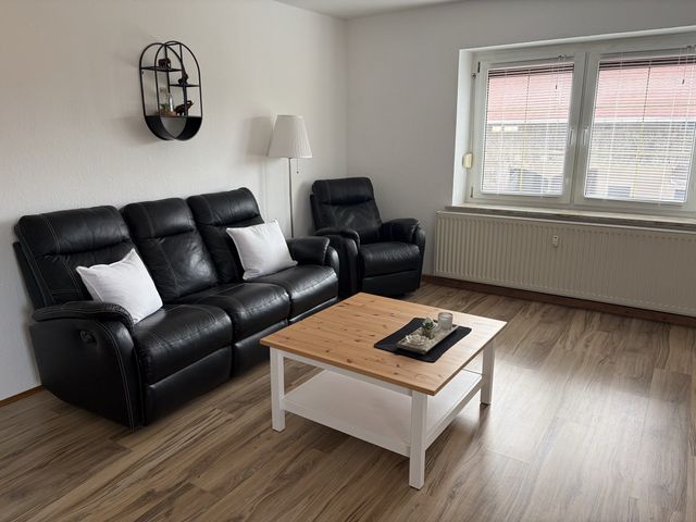 Wohnzimmer mit Sofa und Couchtisch
