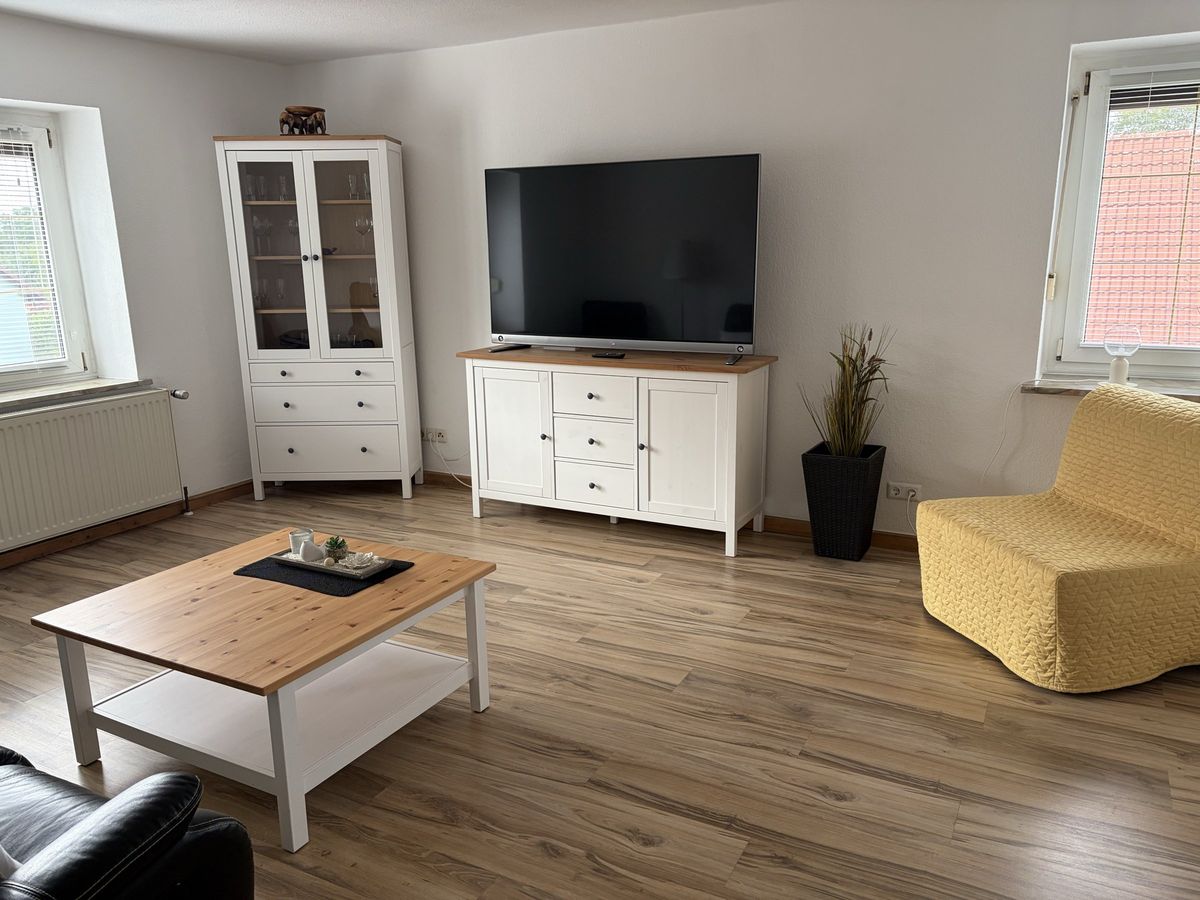 Wohnzimmer mit TV und Vitrine