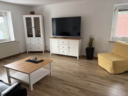 Wohnzimmer mit TV und Vitrine