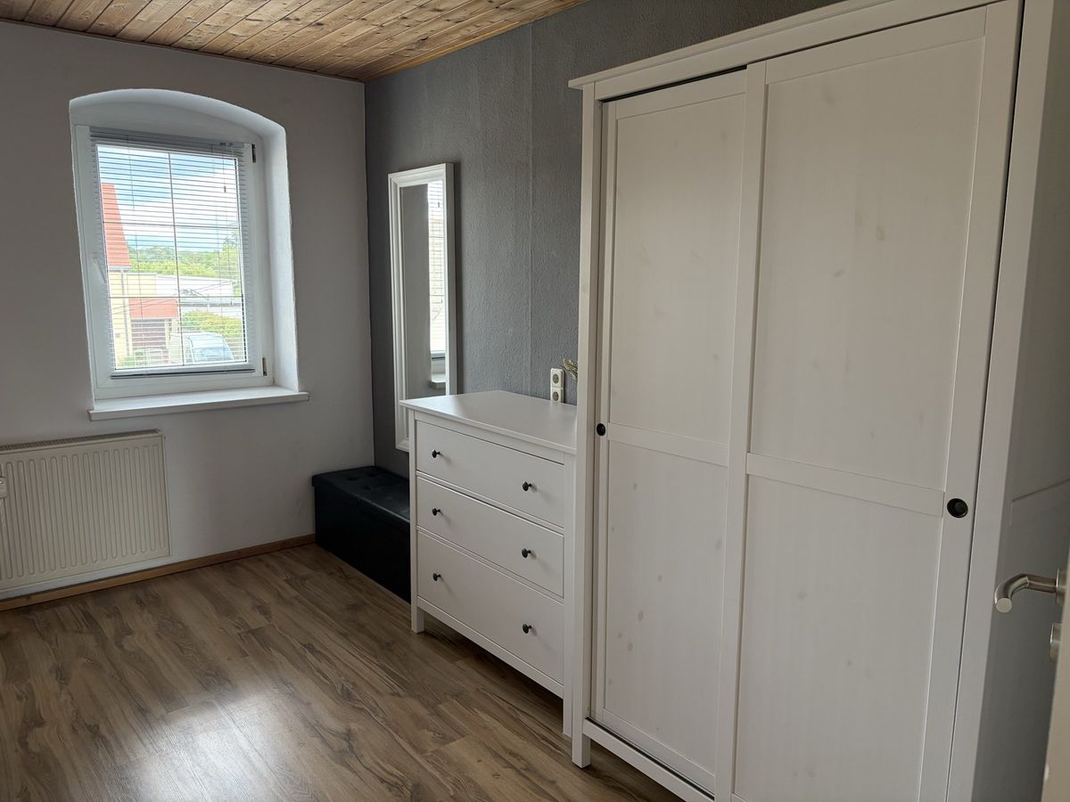 Schlafzimmer mit Kommode