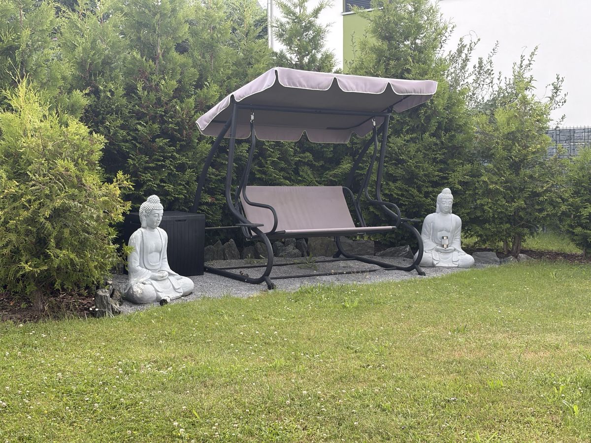 Hollywoodschaukel im Garten
