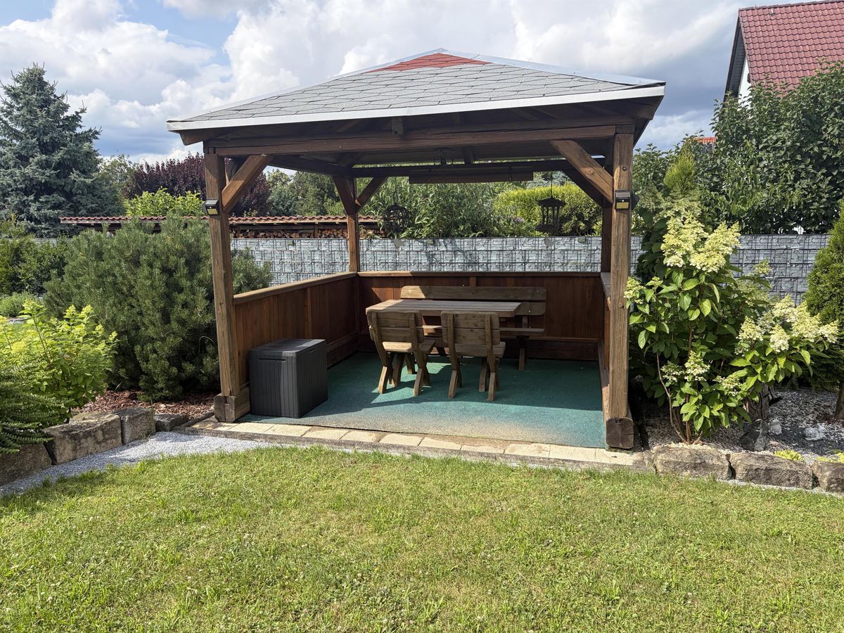 Großer Holzpavillon mit Sitzgruppe