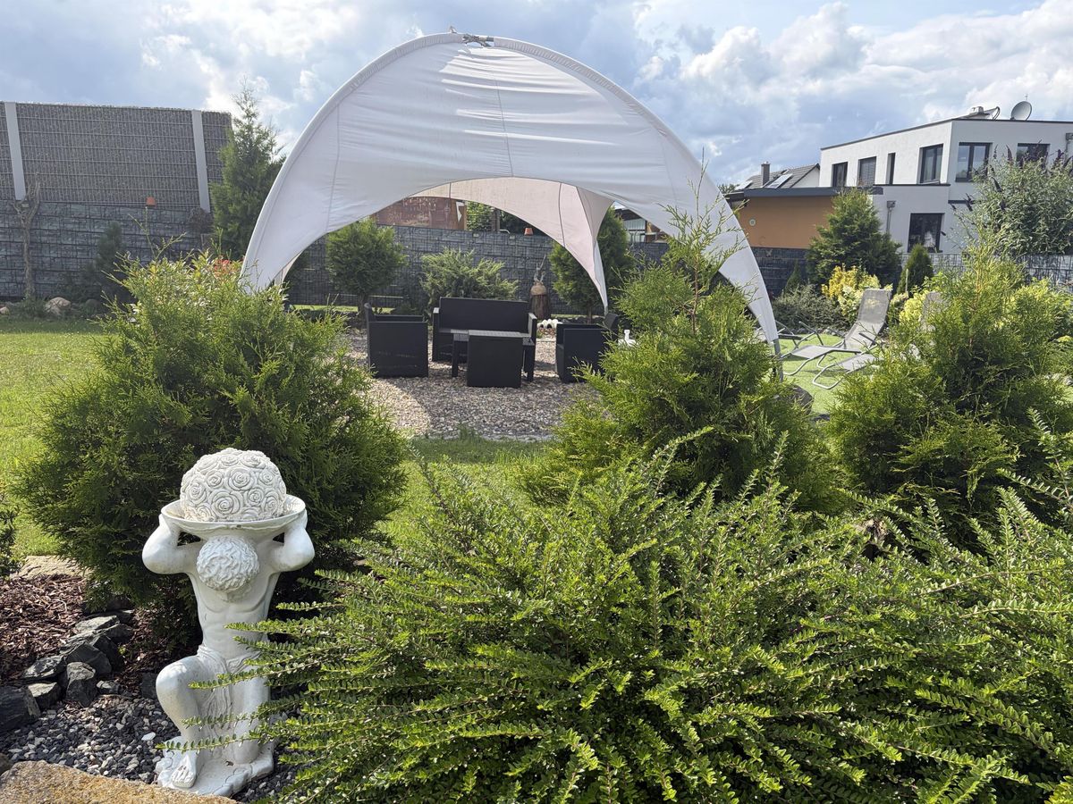 Lounge-Sitzgruppe im Garten am Nachmittag
