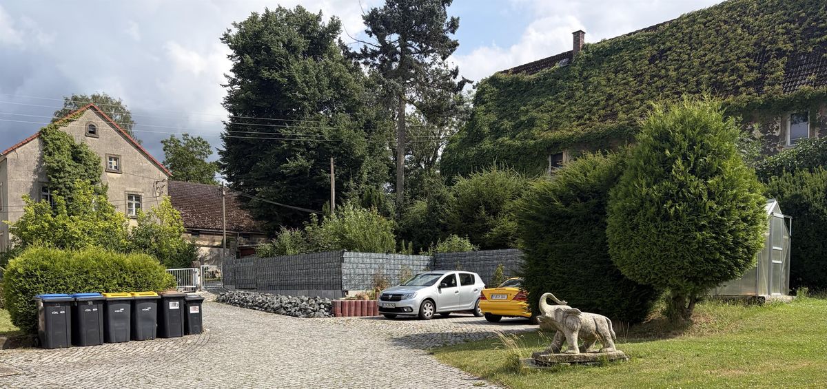 Parkplatz und Hofeinfahrt des Gehöfts