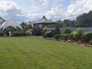 Pool und Liegewiese in der Gartenanlage